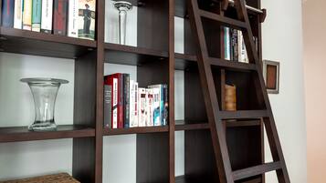 Deluxe Apartment | Living area | 40-inch flat-screen TV with cable channels, TV