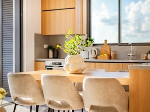 Fridge, oven, stovetop, dishwasher