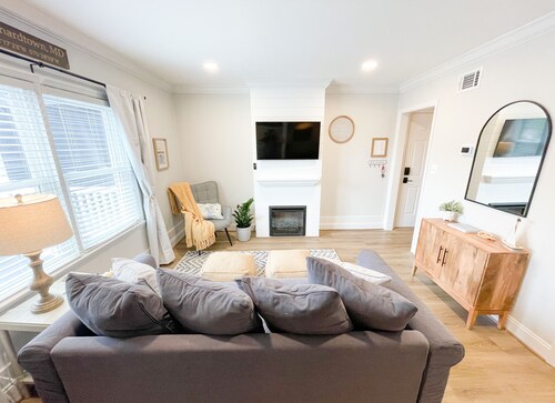 Cozy clean apartment in the heart of Leonardtown!