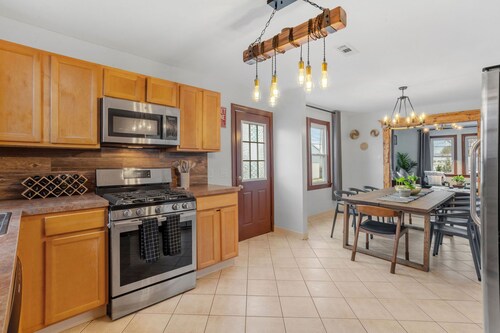 Renovated 6BR/2BA AC home + Game Room