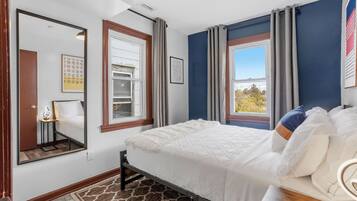 6 Schlafzimmer, Schreibtisch, Bügeleisen/Bügelbrett, WLAN