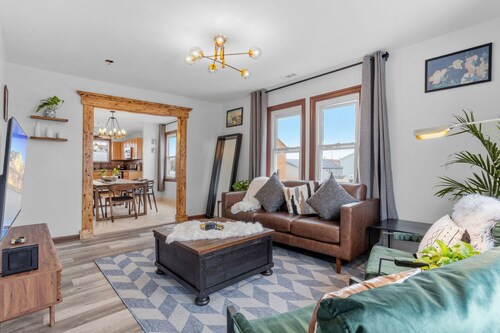 Renovated 6BR/2BA AC home + Game Room