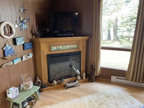 Living area - Georgian Bay Waterfront Cottage w/ Private Beach, Firepit, Family Friendly Cozy! (tiny)