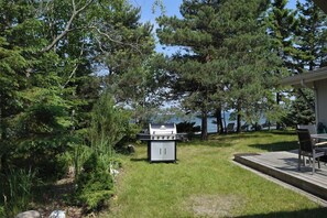 Outdoor dining - Georgian Bay Waterfront Cottage w/ Private Beach, Firepit, Family Friendly Cozy! (tiny)