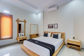 Desk, laptop workspace, free WiFi, bed sheets - Super OYO Collection O 3280 Cendhani Raras (Yogyakarta)
