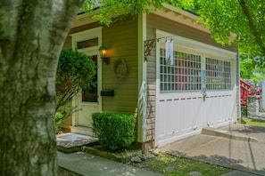 Exterior detail - 66 Center - Carriage House (Eureka Springs)