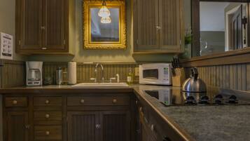 Micro-ondes, plaque de cuisson, cafetière/bouilloire