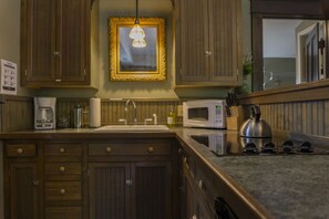 Microondas, parrilla de estufa y cafetera y tetera