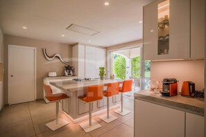 Réfrigérateur, micro-ondes, four, lave-vaisselle