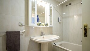 Duschwanne, Bidet, Handtücher