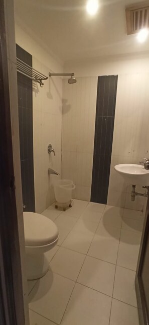 Shower, rainfall showerhead, free toiletries, towels