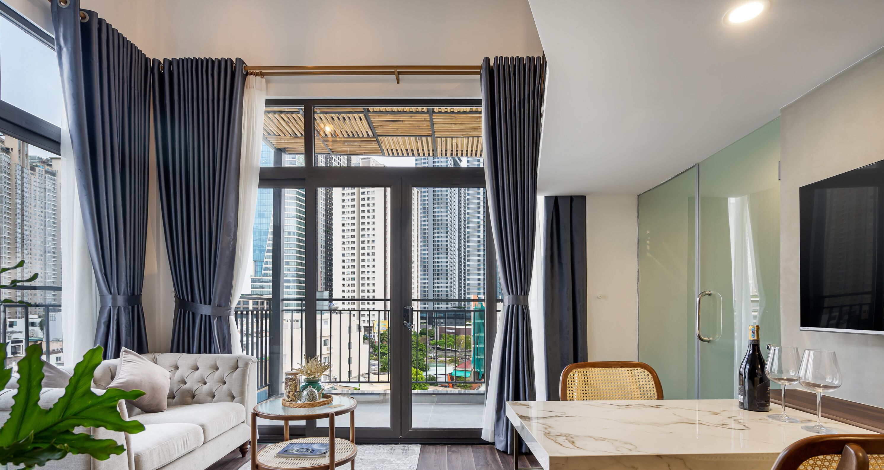 Quarto com design assinado, 1 cama Queen, sacada, vista para a cidade | Comodidades do quarto