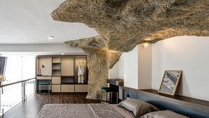 Rom – signature, 1 queensize-seng, balkong, byutsikt | Sengetøy av topp kvalitet, memory foam-senger, minibar og skrivebord