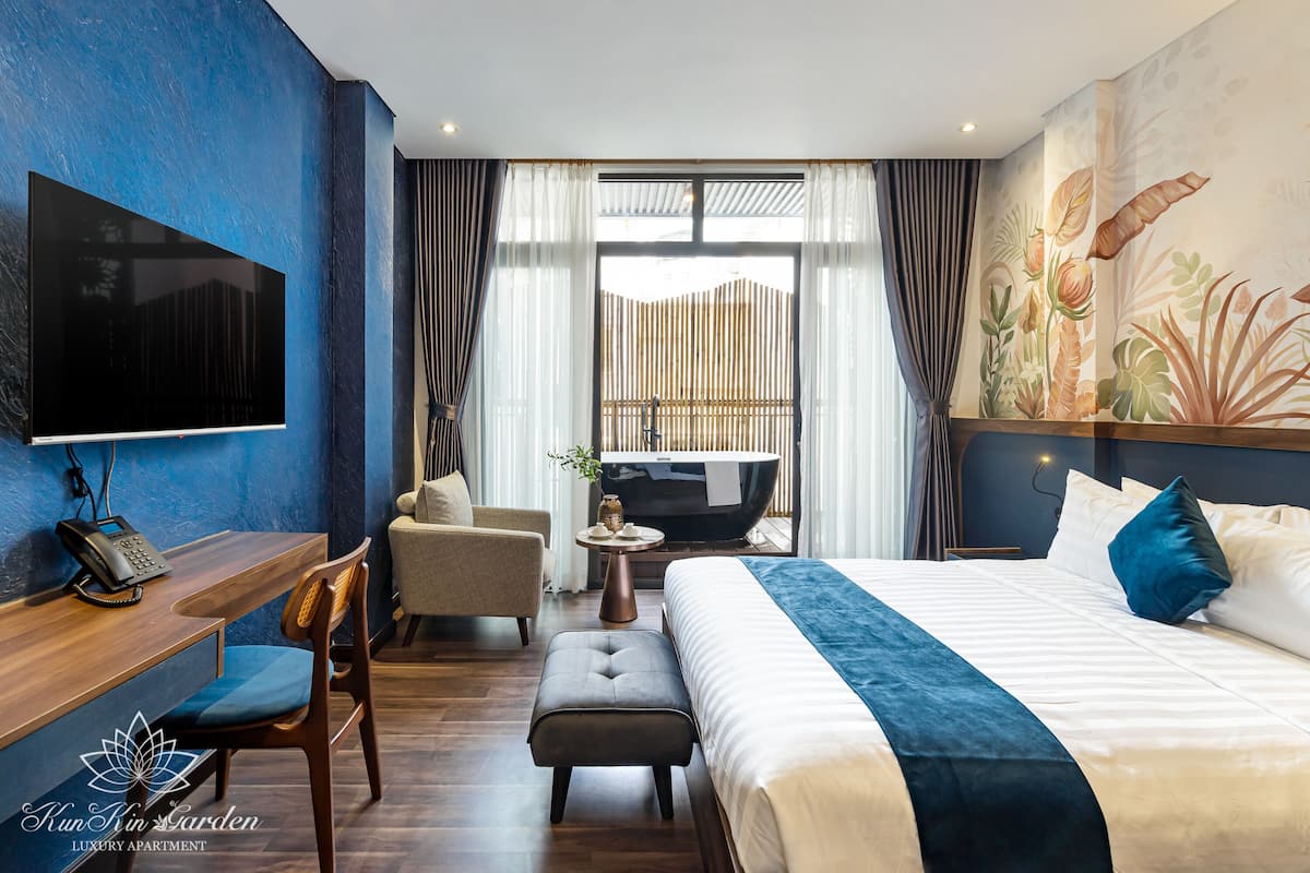 Executive Double Room, Bathtub | Accessible bathroom