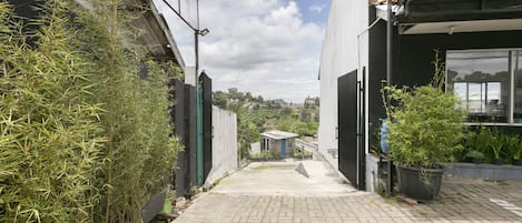 Vista frontal de la propiedad