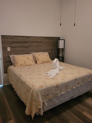 2 عدّة غرف نوم وواي فاي وملاءات أسرّة