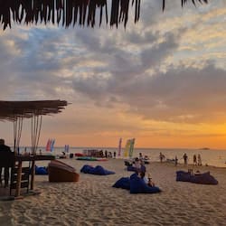Gần bãi biển, cát trắng, xe đưa đón bãi biển, quán bar trên bãi biển