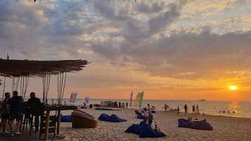 Perto da praia, areia branca, serviço de traslado de/para a praia