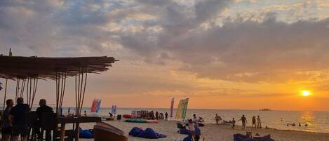 In Strandnähe, weißer Sandstrand, Shuttle zum Strand, Strandbar