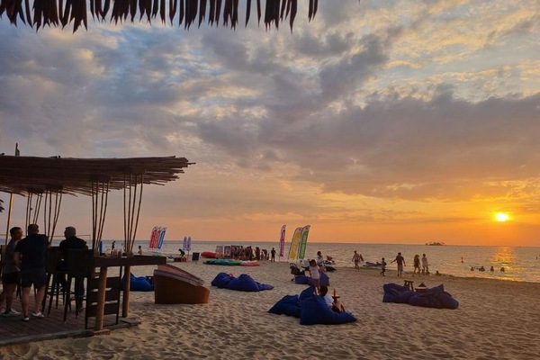 Beach nearby, white sand, beach shuttle, beach bar