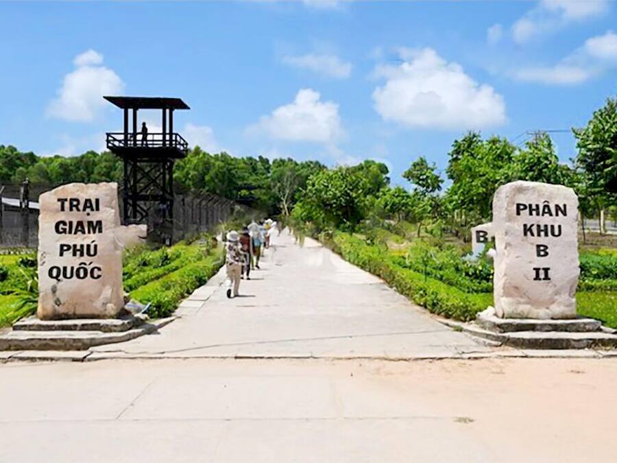 Un sendero con dos hitos de piedra marcados con