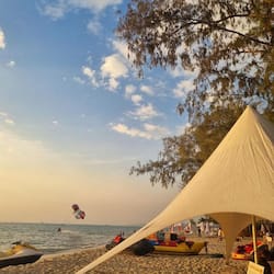靠近海滩、白沙、海滩班车、间海滩酒吧