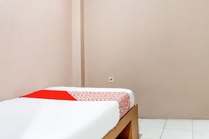 Free WiFi, bed sheets - SPOT ON 91336 Guesthouse Tarumanegara (Karawang)