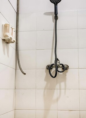Bathroom - SPOT ON 91336 Guesthouse Tarumanegara (Karawang)