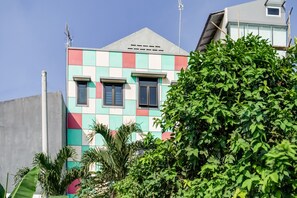 Vista frontal de la propiedad