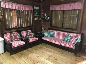 Fireplace - Beautiful Log Cabin in Tinamaste with stunning views of waterfall and forest (San Isidro de El General)