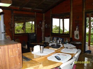 Dining - Beautiful Log Cabin in Tinamaste with stunning views of waterfall and forest (San Isidro de El General)