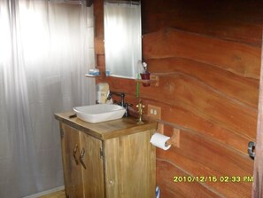 Shower, hair dryer, towels, soap - Beautiful Log Cabin in Tinamaste with stunning views of waterfall and forest (San Isidro de El General)