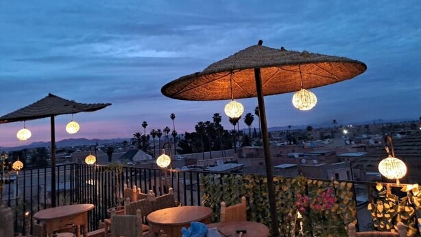 Outdoor seating with umbrellas and hanging lights. - RIAD MALAYINE (Marrakech)