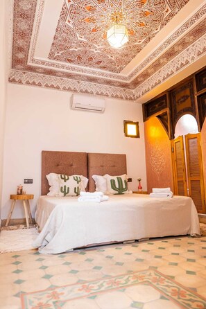 Down comforters, memory foam beds, WiFi (free), individually decorated - RIAD MALAYINE (Marrakech)