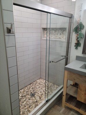 Douche, serviettes fournies, savon, shampoing