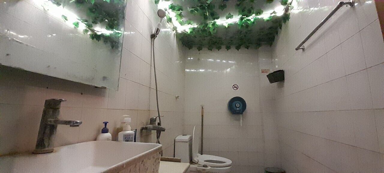 Pieni kylpyhuone, jossa on pesuallas, wc ja suihku.