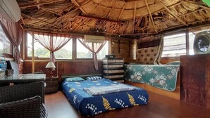 A room with a bed, a desk, a chair, and a window. - Green Homestay Ha Noi (Hanoi)