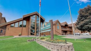 A building with a sign reading "Sunset Cove" and a flagpole with an American flag. - Josie's On The Bay - Waterfront, Fireplace, Roku (Wisconsin Dells)