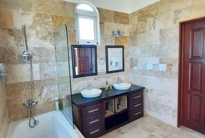 Shower, hair dryer, towels, soap - Refurbished BeachFront Penthouse - Music themed! (Cabarete)
