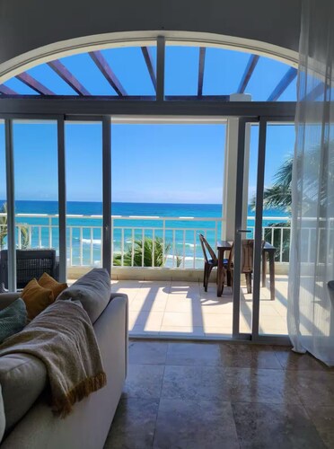 Refurbished BeachFront Penthouse - Music themed!