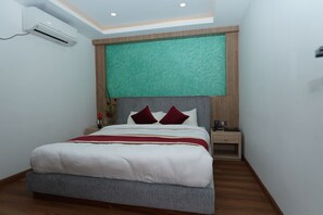 Allergitestet sengetøy, minibar, skrivebord og skrivebord for bærbar PC