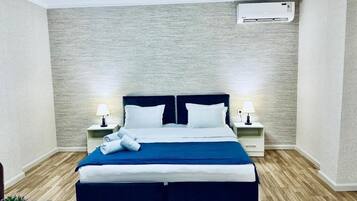 Quarto casal luxo | Cofres nos quartos, escrivaninha, espaço de trabalho para notebook