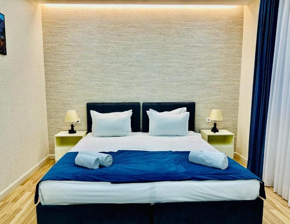 Deluxe tweepersoonskamer, 1 kingsize bed, airconditioning, uitzicht op de stad | Een kluis op de kamer, een bureau, een laptopwerkplek