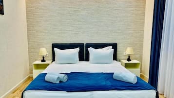 Deluxe tweepersoonskamer, 1 kingsize bed, airconditioning, uitzicht op de stad | Een kluis op de kamer, een bureau, een laptopwerkplek