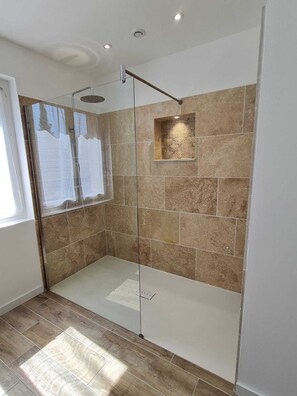 Shower, hair dryer, towels, soap - The Villa of Louis (Cornillon)