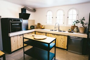 Private kitchen - Villa des Baumes, 8 hectares of private estate, with swimming pool, in the heart of Provence (Cornillon-Confoux)