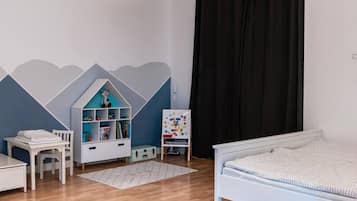 1 chambre, bureau, fer et planche à repasser, lit parapluie