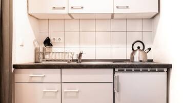 Kühlschrank, Herdplatte, Wasserkocher mit Kaffee-/Teezubehör, Toaster