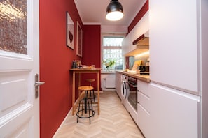 Frigorífic, microones, placa de cuina i rentaplats 