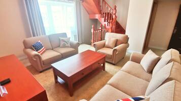 Deluxe Double Room | Living area | 35-inch TV with satellite channels